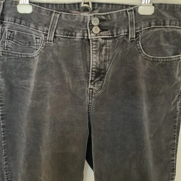 Levi’s 526 Corduroy Slender Boot Cut Pants - Picture 4 of 6